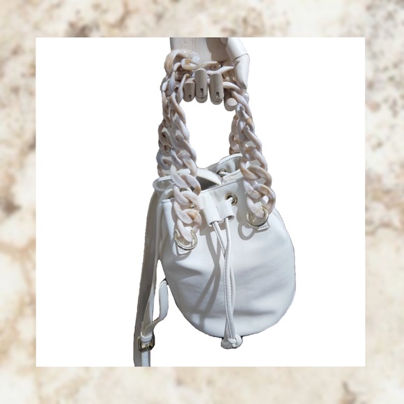 Bucket bag with large chain - Picture 4 of 7